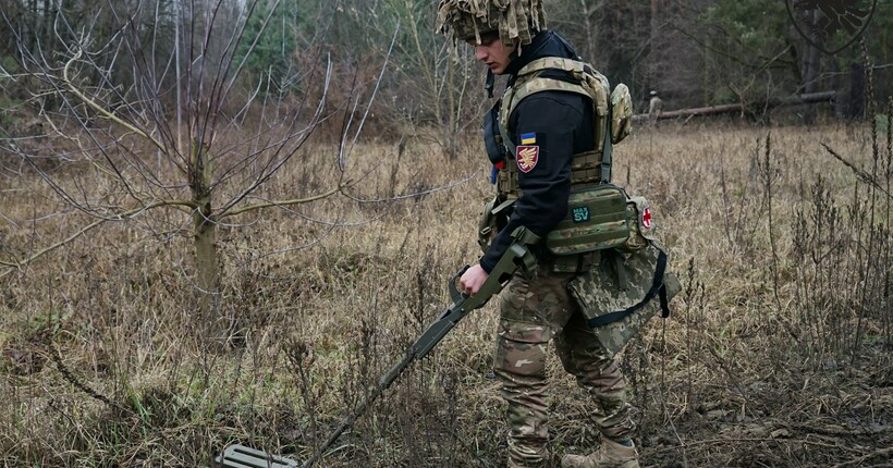 В Ірпені на дереві знайшли потужний снаряд