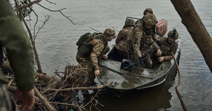 Зеленський показав фото українських захисників з лівобережжя Херсонщини