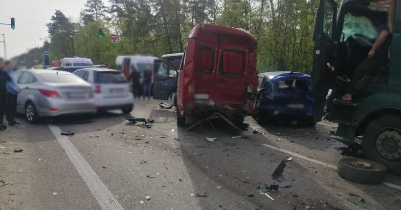 Під Києвом сталася ДТП за участі шести автівок: багато постраждалих